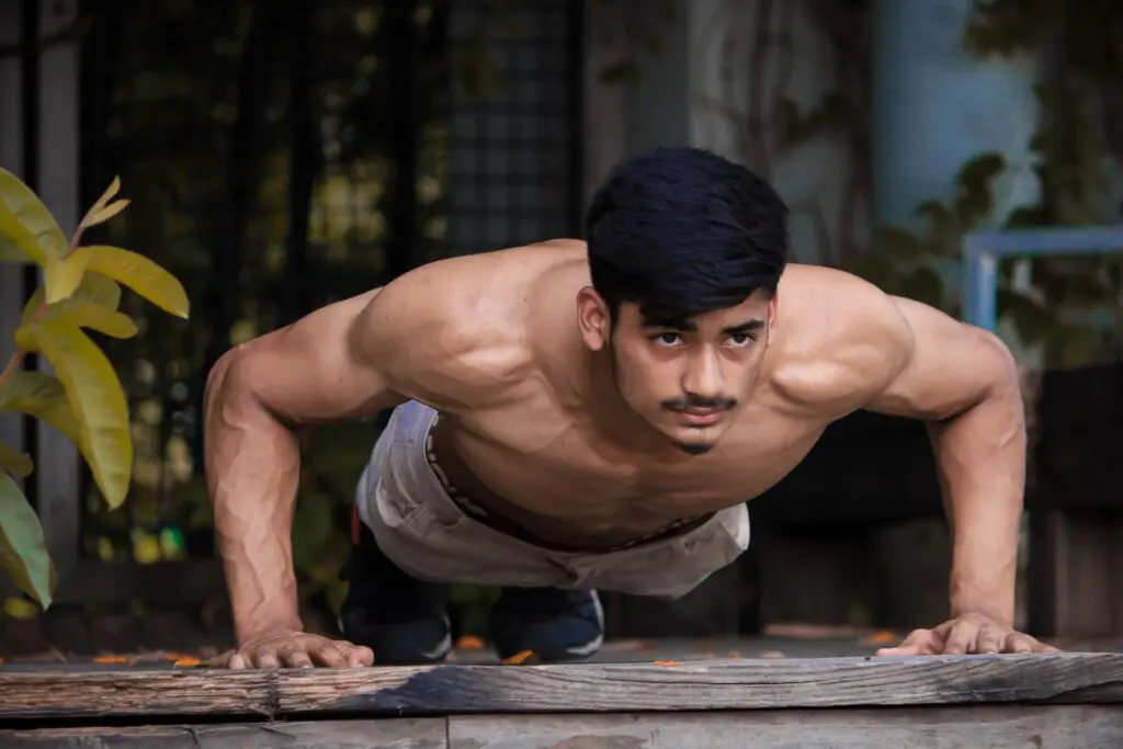 homem fazendo flexões em casa